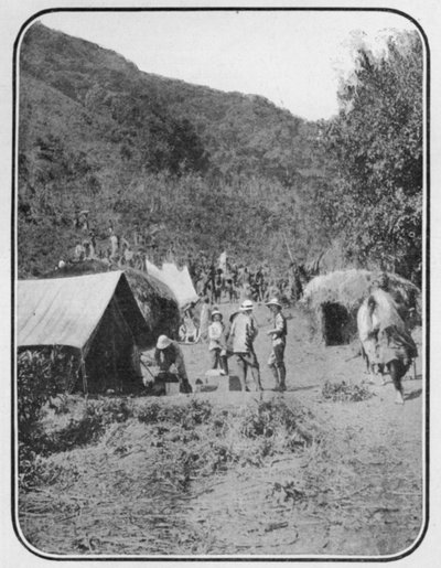 Una expedición de montaña saliendo del campamento base permanente, de un artículo titulado A las Montañas de la Luna publicado en The Graphic, 27 de octubre de 1906 de English Photographer